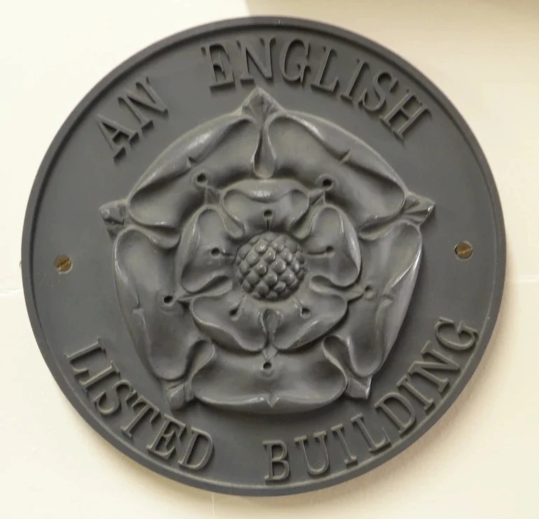 Photograph of a Listed Building plaque at Templewood School